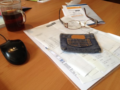 Georganiseerde chaos, mijn manier van werken, terwijl mijn bril steeds vaker naast me ligt. Rust voor miijn ogen