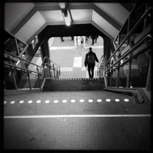 Op weg naar huis, het perron met bekende en onbekende gezichten. een komen en gaan