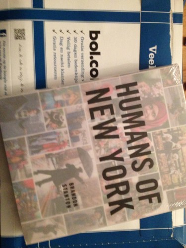 en dan bij thuiskomst...een cadeautje voor mijzelf. Humans of New York, het ultieme photoblog vastgelegd in een boek. Voedsel voor mijn rusteloze ziel