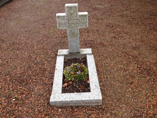 Mijn oudste zus Emmy, het eerste kind van mijn ouders, overleed jong. Het grafje wordt eerdaags 'geruimd' 