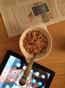Ontbijten met de krant aan een kant en laptop of ipad aan de andere. Meteen de (digitale) wereld induiken