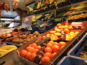 Op de Maastrichtse markt staat een groenteboer met het beste fruit en de mooiste groente, Kwaliteit met triple A status