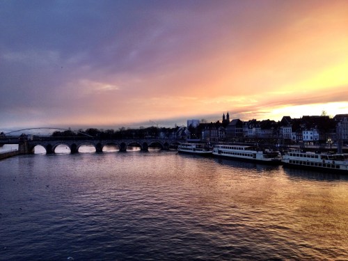 en dan...is het tijd om naar huis te gaan en geeft de stad je nog even een magisch lichtspel cadeau...Dag Maastricht, tot morgen!