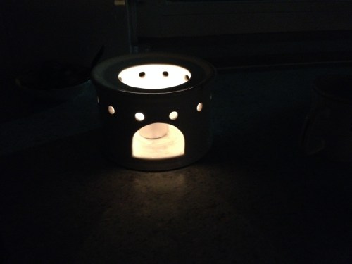 Zo begint mijn dag, het aansteken van het theelicht in een verder donkere keuken. ik geniet van de warmte die het uitstraalt