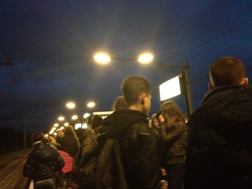 Nog steeds in het donker sta ik samen met een horde scholieren. Wie het eerst komt, het eerst maalt