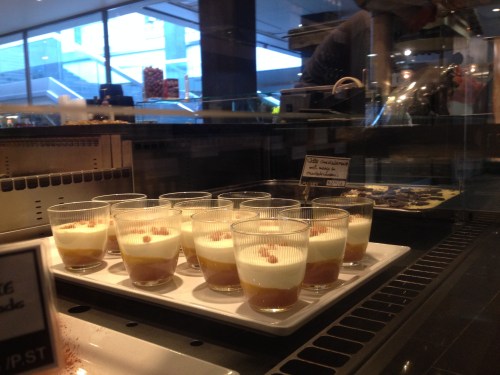 Elke vrijdag halen we een speciale lunch bij de traiteur om de hoek. Watertanden bij de desserts