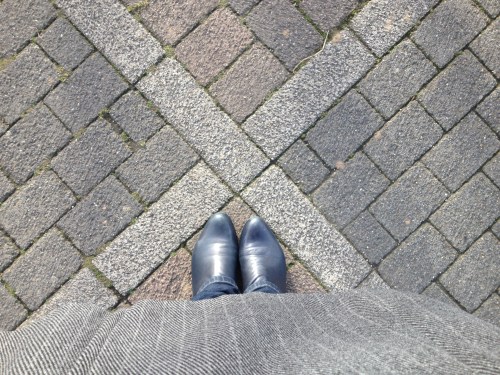 Welke kant zal ik vandaag inslaan. Neuzen van mijn favoriete laarzen wijzen naar het dorp