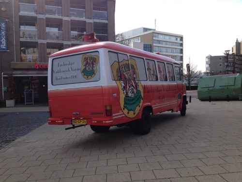 de bus van de Vasteloavends Verain staat geparkeerd voor de kroeg. Ik neem een andere route