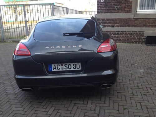 PARKEREN VERBODEN! maar niet als je in een Porsche rijdt blijkbaar. 