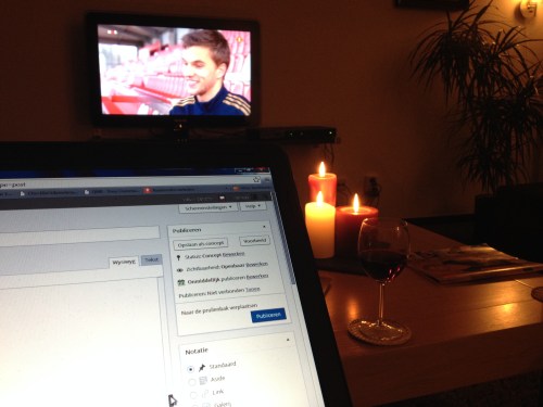 Einde van een dag, kaarsen aan, rode wijn onder handbereik, ploggen...klaar 