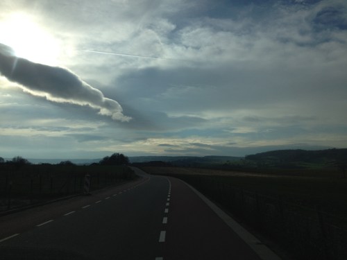 Onderweg naar Mechelen   Lege weg en indrukwekkende luchten geven de rit een vakantie gevoel... 