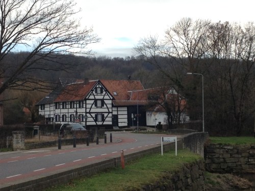 Oude kerk,  vakwerkhuizen, de geul en de Mechelderbeek. Dorp in winterslaap