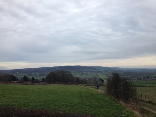 Genieten van het uitzicht, groene heuvels zo ver het oog reikt.