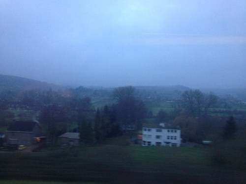 Alleen het uitzicht doet e dag eer aan, een blauwe waas lijkt de heuvels te bedekken