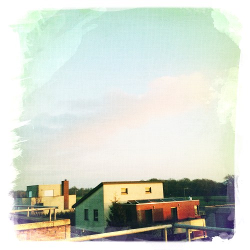 Gouden zonsopgang creëert roze wolken. 