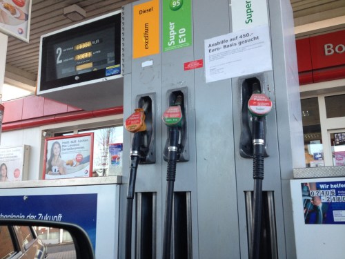 Nog snel  de grens over om bij te tanken. De prijs aan de andere kant op een dieptepunt. 