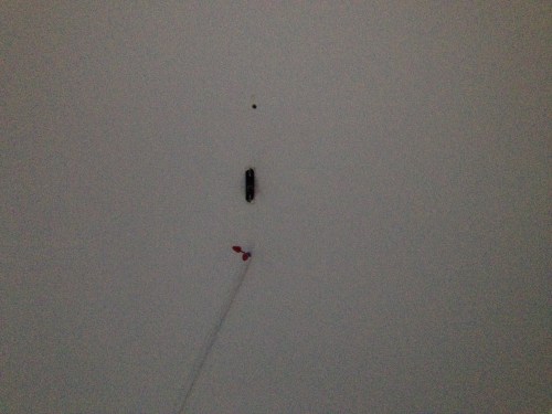 Nog meer slecht nieuws. de nieuwe lamp laat nog langer op zich wachten.  Kale plek boven tafel blijft voorlopig nog leeg 