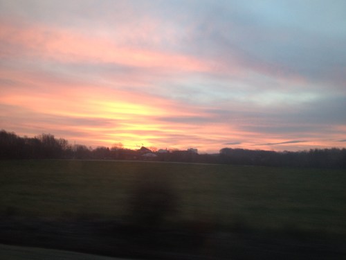 Het blijft me boeien. De zon die 's ochtends de lucht in vuur en vlam zet.