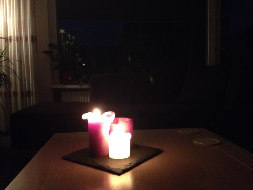 Kaarslicht geeft warmte, maakt thuiskomen fijn. Snel aflsuiten deze dag