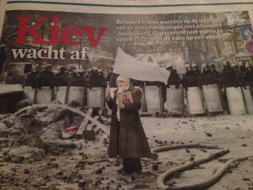 De krantekop van vandaag valt weer rauw op mijn dag. een vrouw temidden van puin. Een witte vlag in de ene en een icoon in haar andere hand. Op de achtergrond in haag van oproerpolitie in vol ornaat. Er gaat iets sereens van haar uit, maar ook iets onverzettelijks.