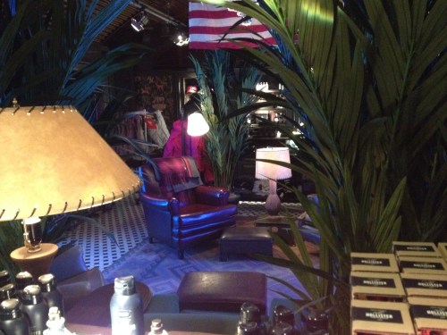 Bij de kassa in het Engels aangesproken worden. Je waant je in een andere wererld. De doorkijk bevestigd het on-nederlandse gevoel.