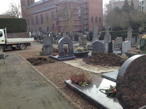 Een oud  rochelend mannetje vult het verse graf met aarde. Bloemen liggen verderop klaar. Ik blijf niet lang.