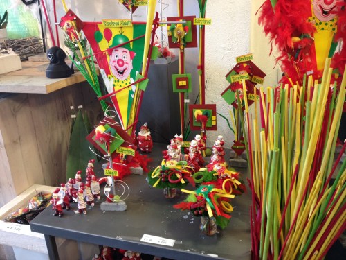 Bij de bloemist staat carnaval hoog op de plank. Het hart begint zachtjes te zingen.