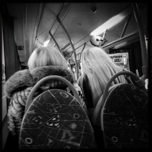 Deze twee stappen regelmatig met mij in dezelfde bus, blonder dan blond.