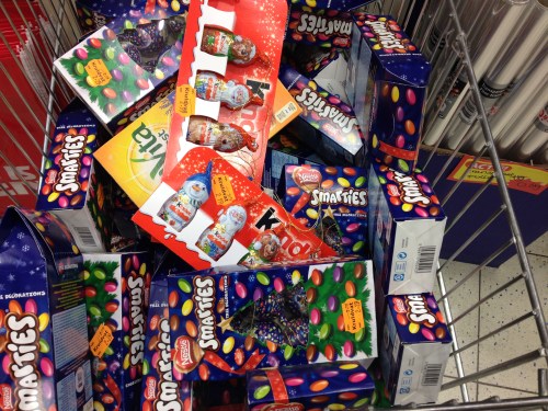 Terwijl elders de paashazen al in de schappen liggen wil het Kruidvat de laatste Sinten kwijt. Wie maakt ze los?