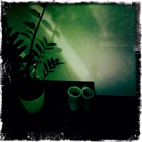 Toffels op de plek in de gang waar de verwarmingsbuis loopt...vanavond warme voeten