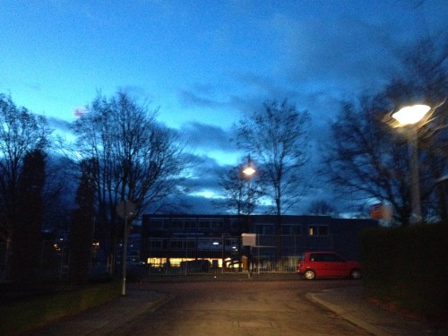 De buurt nog in diepe rust, alleen de school is er al een beetje klaar voor.