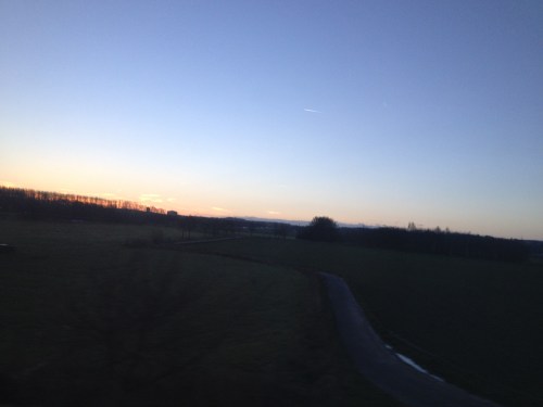 Daar is 'ie weer, de zon komt langzaam  achter de heuvels omhoog.