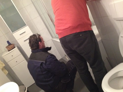 De loodgieter...nog even wachten en de inloopdouche is een feit