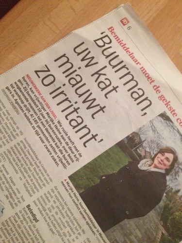 en dan in diezelfde krant, bemiddeling voor mensen die last hebben van de mauwende kat van de buren. Wij zijn een verwend klotevolk geworden met als middelpunt ons eigenbelang.