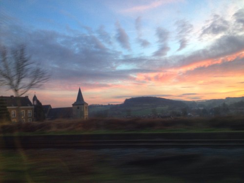 De ondergaande zon zet de heuvels in vuur en vlam. Ik sla de kleuren op in mijn hoofd en maak foto's tot het licht verdwijnt.