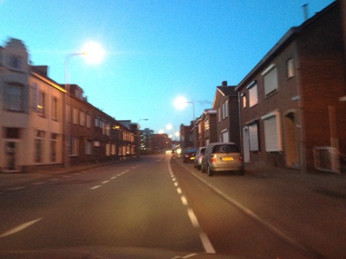 Het lijkt wel zondag, het dorp in diepe rust