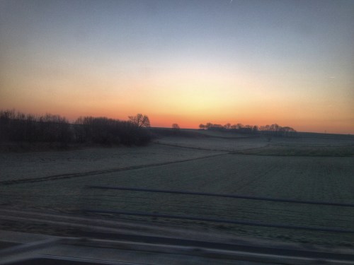 Het moment dat de zon de hemel  kleurt en een poging doet de heuvel te ontstijgen, dat moment blijft adembenemend.