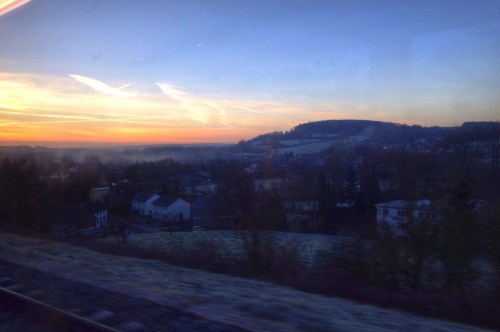 Na elk station wordt de kleur feller en krijgen de met nachtvorst bedekte heuvels een glanzend gezicht. het leven is een sprookje.