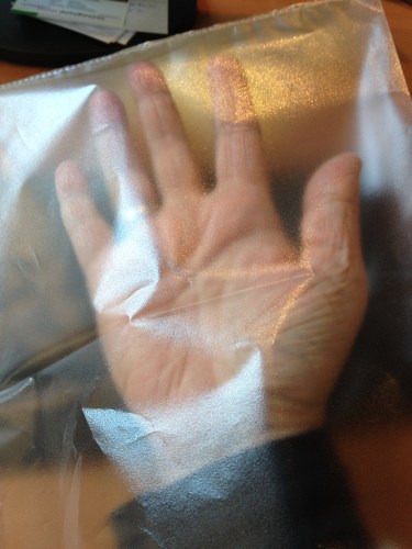 Tijdverdrijven als de verbinding het laat afweten. Hand in plastic, het hoofd paste niet.