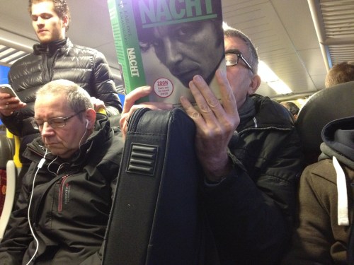 Terug in een overvolle trein, lezen of slapen op een paar vierkante centimeter. Mijn ogen vallen dicht.