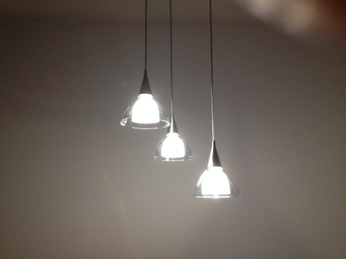 Eindelijk. de nieuwe lamp hangt. Licht in de duisternis.