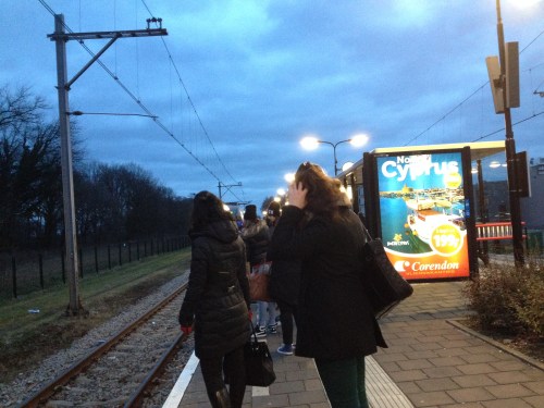 een vol perron, alle neuzen dezelfde kant op, waar blijft de trein? 
