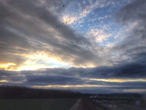 Een grillig wolkenpatroon waar de zon aan probeert te ontsnappen. Limburg ontwaakt