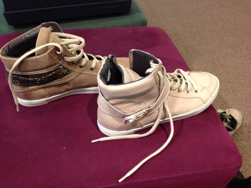 Eindelijk niet een maar twee paar schoenen die aan mijn eisen voldoen.  Links of rechts? Rechts gaat uiteindelijk mee naar huis.