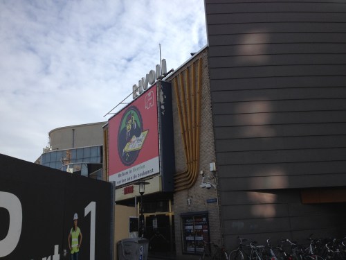 Verbouwingsoverlast bij het station wordt met humor benaderd. Mens erger je niet. Hulde, hadden ze in Arnhem goed kunnen gebruiken...