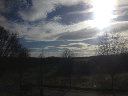 Bijna thuis en batterij bijna leeg. Achter de wolken blijft de zon stralen.
