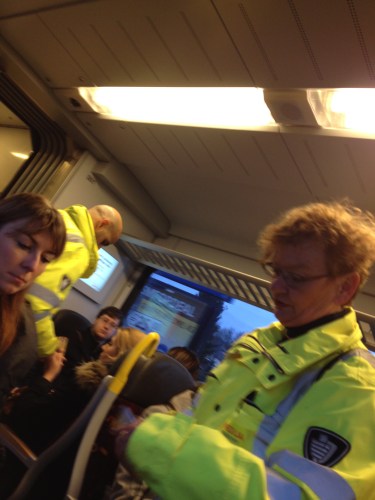 Al het derde koppel controleurs deze ochtend. Grote verschil, deze controleren, de twee teams hiervoor bleven  bij in de 1e klas  staan. 