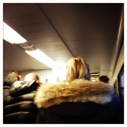 Duwende en dringende pubers zorgen in een overvolle trein voor ergernis. 