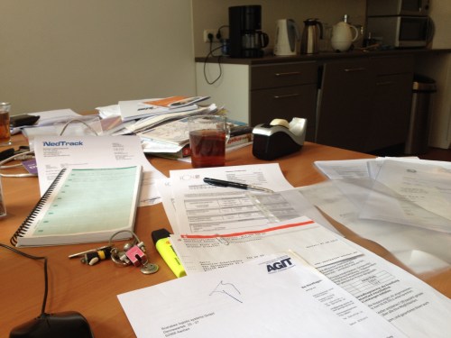 Achterstand wegwerken, de chaos wordt steeds groter. Zonder chaos geen orde.