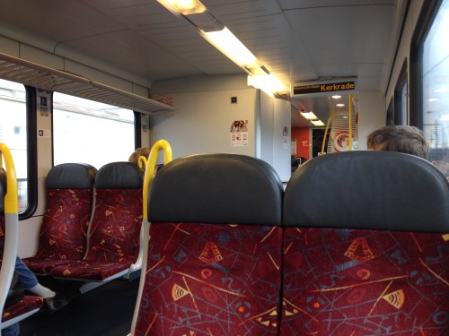 Midden op de dag terug naar huis. Aantal passagiers op de vingers van een hand te tellen. Leegte, ruimte en rust. 